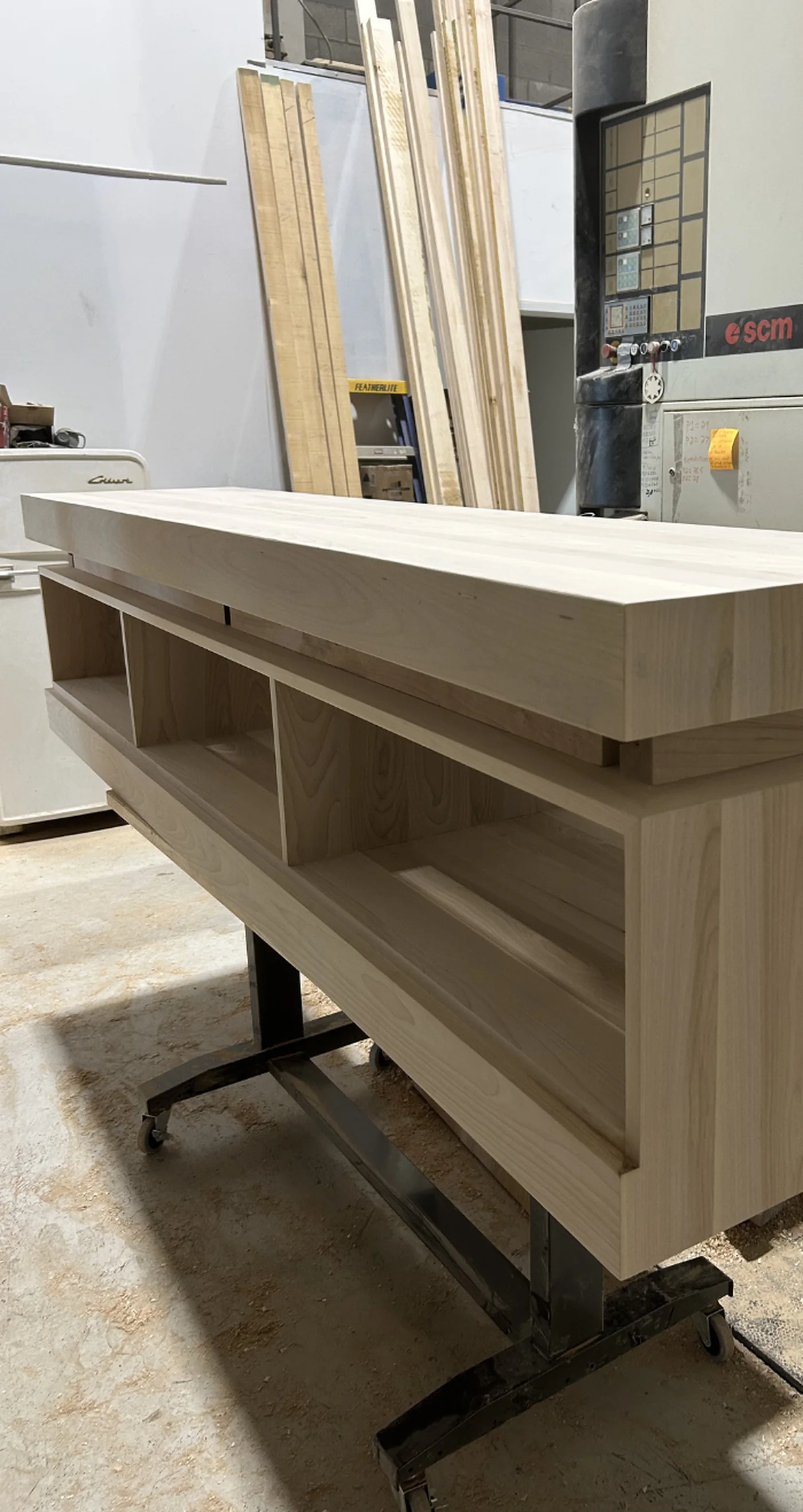 Meuble en bois clair en cours de fabrication
