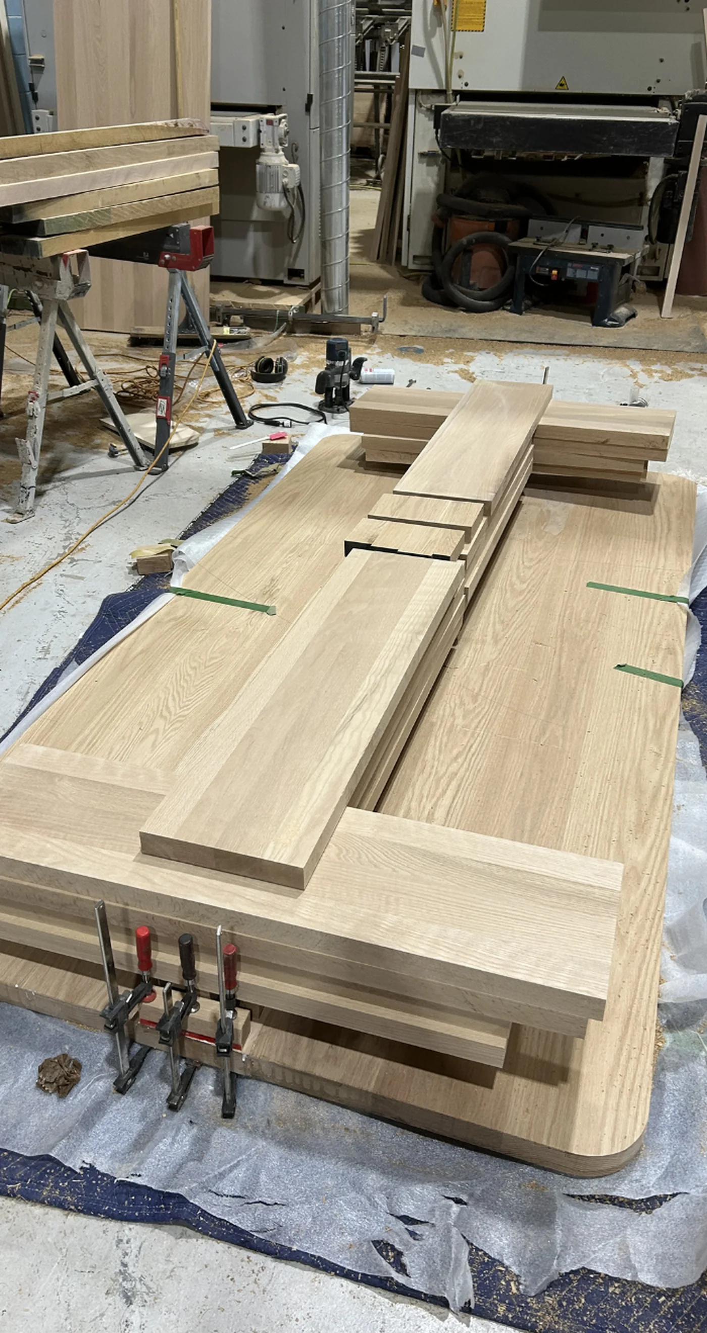 Pieces de bois preparees dans l'atelier