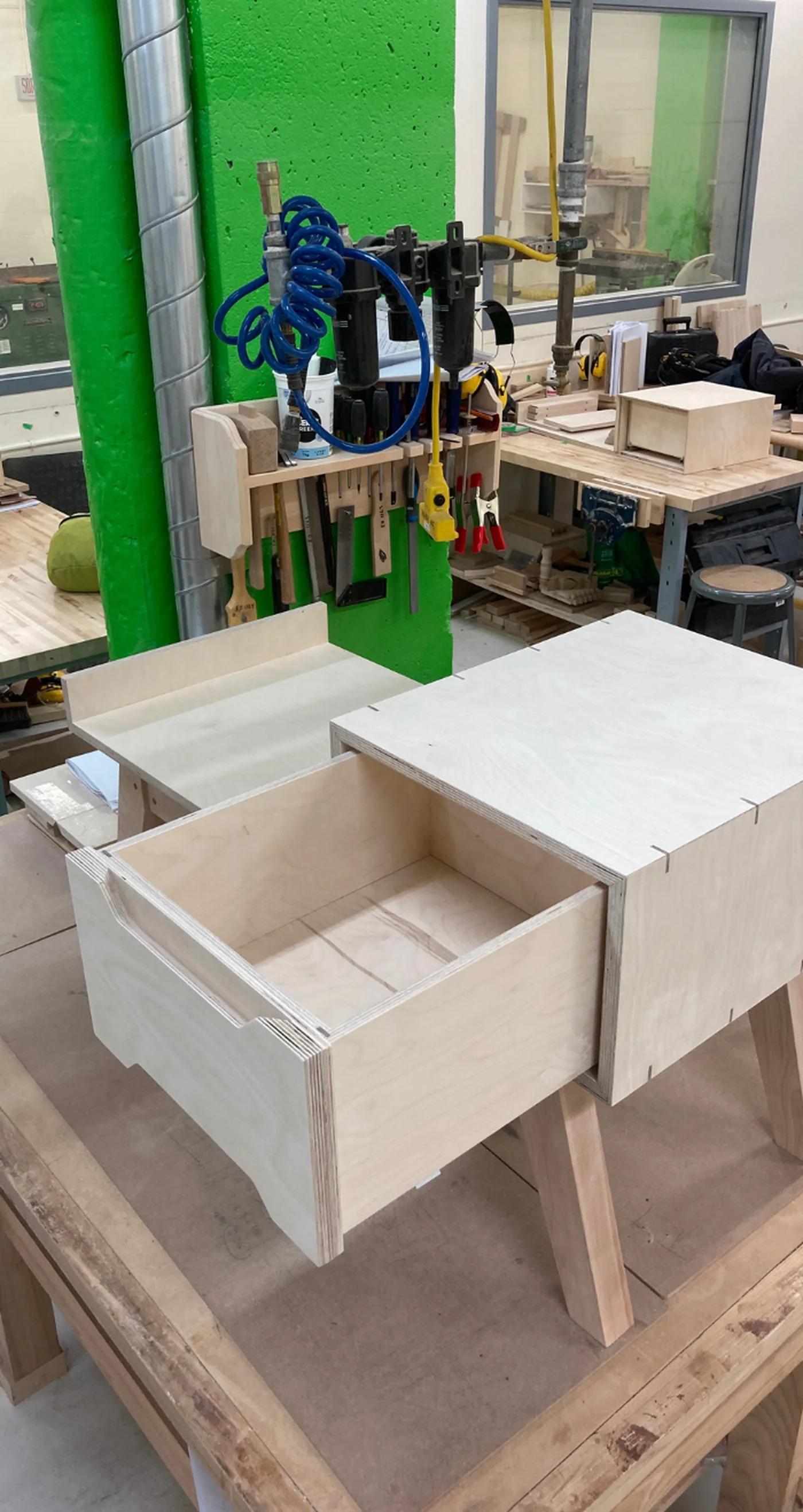 Tiroir en bois en cours d'assemblage dans l'atelier